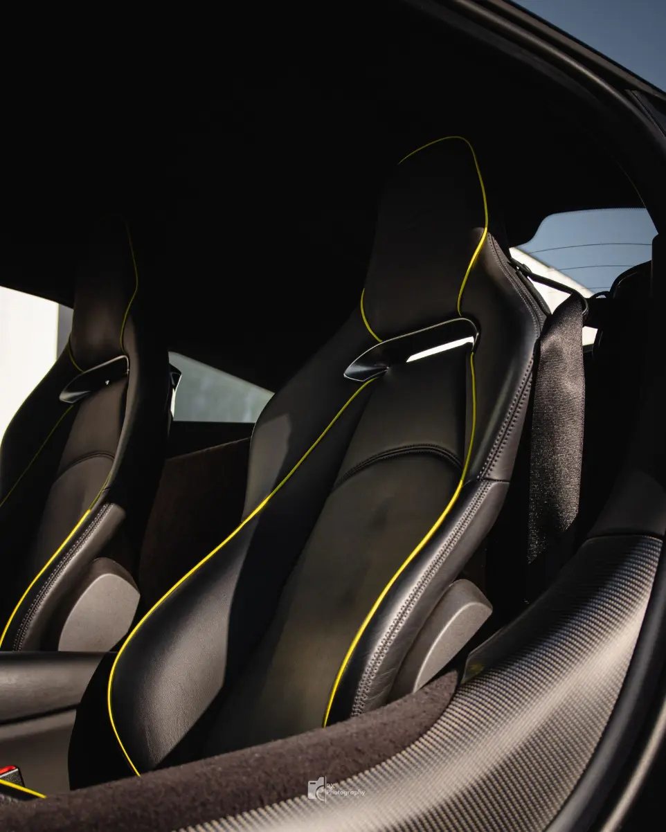 Sièges baquets surpiqués de la McLaren Artura