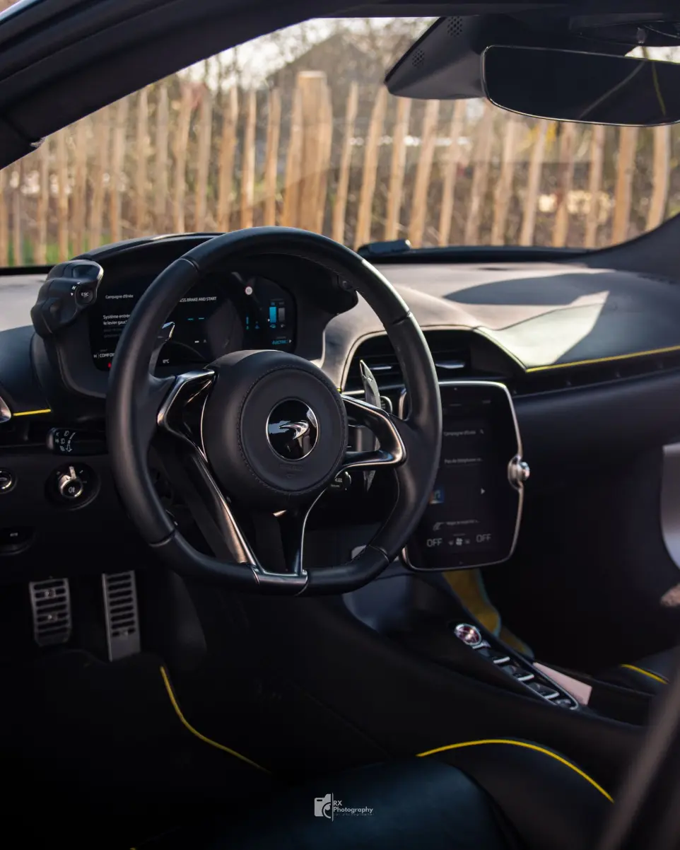 Volant et cockpit de la McLaren Artura