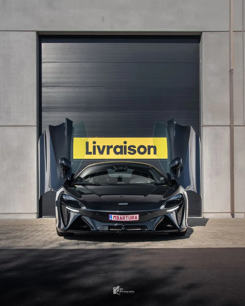 McLaren Artura présentée devant un rideau de livraison