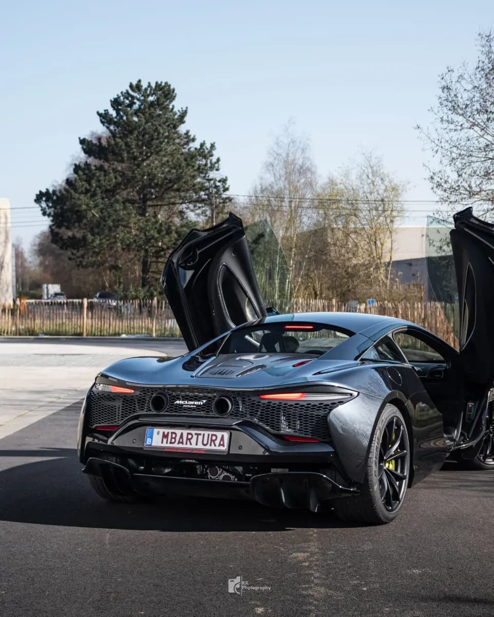 McLaren Artura, portes papillon ouvertes